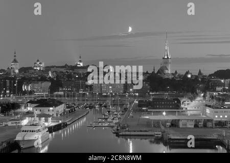 Tallinn, Estonie - 29 juillet 2017 : paysage urbain nocturne de la capitale estonienne vue du port. Image noir et blanc Banque D'Images