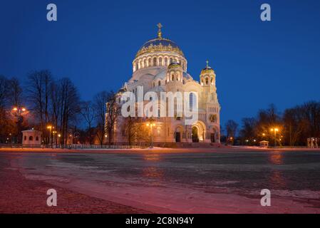 Vue sur la cathédrale Saint-Nicolas-de-Wonderworker le soir de mars. Kronstadt, Russie Banque D'Images