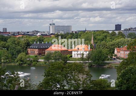 Bateaux dans le golfe de Djurgårdsbrunnsviken contre le paysage urbain d'Östermalm, Stockholm, Suède vu de l'île de Djurdarden Banque D'Images