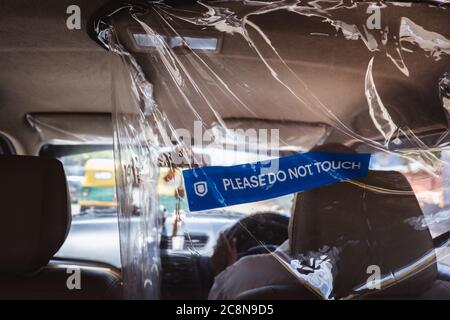 Bangalore, Inde - 08 juin 2020. Panneau de sécurité à l'intérieur du taxi pour la distance sociale, Inde, Bengaluru Banque D'Images