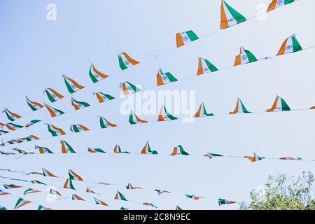 Les drapeaux de l'Inde flottent dans le vent contre le ciel bleu Banque D'Images