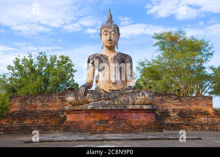 Sculpture ancienne d'un Bouddha assis sur les ruines du temple bouddhiste Wat Mae Chon. Parc historique de Sukhothai, Thaïlande Banque D'Images