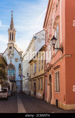 Sopron, Hongrie - octobre 2018 : chèvre l'église bénédictine Sainte Marie à Sopron, sur la place principale, en Hongrie Banque D'Images