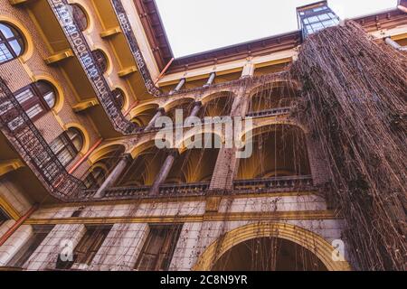 Cour fermée-puits de l'ancien bâtiment historique dans la ville de Budapest. Vue de dessous vers le haut Banque D'Images