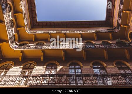 Cour fermée-puits de l'ancien bâtiment historique dans la ville de Budapest. Vue de dessous vers le haut Banque D'Images