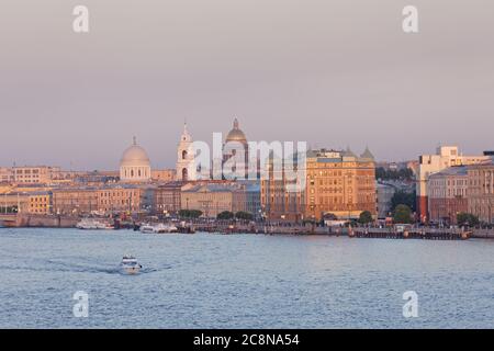 Paysage urbain de Saint-Pétersbourg, Russie avec un bateau sur la petite Neva contre l'île de Vasilievsky et un dôme doré dominé de la cathédrale Saint-Isaac Banque D'Images