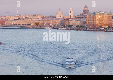 Paysage urbain de Saint-Pétersbourg, Russie avec un bateau sur la petite Neva contre l'île de Vasilievsky et un dôme doré dominé de la cathédrale Saint-Isaac Banque D'Images