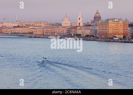 Paysage urbain de Saint-Pétersbourg, Russie avec un bateau sur la petite Neva contre l'île de Vasilievsky et un dôme doré dominé de la cathédrale Saint-Isaac Banque D'Images