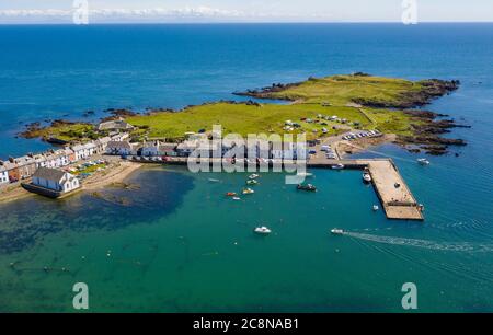 Vue aérienne de l'île de Whithorn et du port, Dumfries & Galloway, Écosse. Banque D'Images