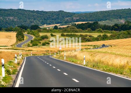 Route de campagne, champs et forêt, près de Hofgeismar, à Hessen, Allemagne Banque D'Images