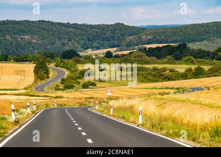 Route de campagne, champs et forêt, près de Hofgeismar, à Hessen, Allemagne Banque D'Images