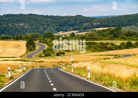 Route de campagne, champs et forêt, près de Hofgeismar, à Hessen, Allemagne Banque D'Images