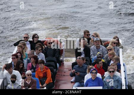 Saint-Pétersbourg, Russie, 12 juillet, 2020: Personnes en bateau dans la rivière Neva. Tous sauf un sans masque facial Banque D'Images