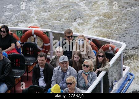 Saint-Pétersbourg, Russie, 12 juillet, 2020: Personnes en bateau dans la rivière Neva. Tous sauf un sans masque facial Banque D'Images