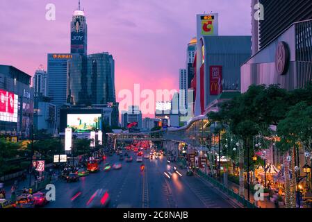 BANGKOK, THAÏLANDE - 02 JANVIER 2019 : coucher de soleil en soirée sur Ratchadamri Road Banque D'Images