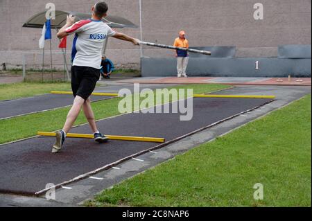 Homme jouant du gorodki, l'ancien sport populaire russe Banque D'Images