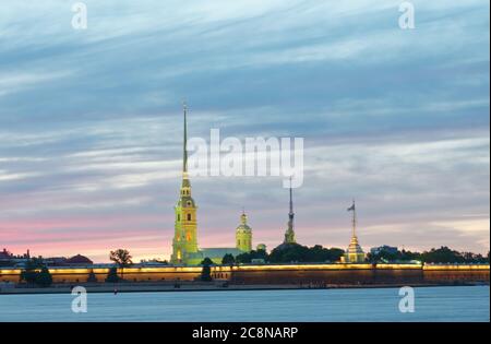 Vue sur la forteresse Saint-Pierre-et-Paul au coucher du soleil avec flèche de la cathédrale Saint-Pierre-et-Paul à Saint-Pétersbourg, Russie Banque D'Images