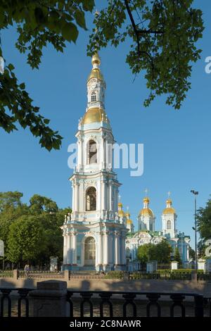 Beffroi de la cathédrale navale de Saint-Nicolas, entièrement la cathédrale navale de Saint-Nicolas et l'Epiphanie, à Saint-Pétersbourg, en Russie Banque D'Images
