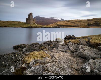 Longue exposition du château d'Ardvreck avec Quinag en arrière-plan. Banque D'Images