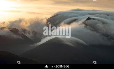 Des nuages bas se déroulant au-dessus des coquillages de lakeland avec le brochet de Causey, la colline de Crag et l'épaule de Catbells juste visibles. Banque D'Images