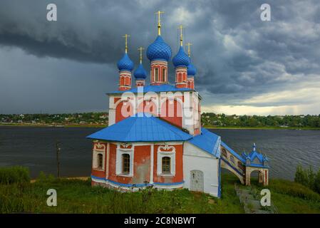 La vieille église de l'icône Kazan de la mère de Dieu se rapproche avant un orage. Tutaev, Russie Banque D'Images