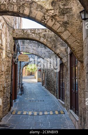 Les arcades médiévales de la vieille ville de Rhodes, île de Rhodes, Grèce Banque D'Images