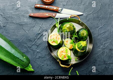 Courgettes cuites farcies de légumes et de riz. Nourriture d'été Banque D'Images