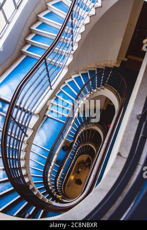 Vieux escalier en colimaçon bleu, escalier en colimaçon à l'intérieur d'une vieille maison à Budapest, Hongrie. Projet Budapest 100 Banque D'Images