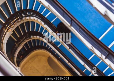 Vieux escalier en colimaçon bleu, escalier en colimaçon à l'intérieur d'une vieille maison à Budapest, Hongrie. Projet Budapest 100 Banque D'Images