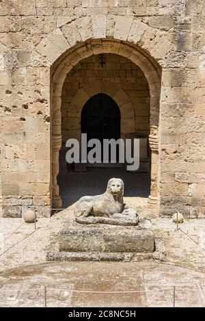 Sculpture de lion dans la cour du Musée Archéologique de Rhodes, ville de Rhodes, île de Rhodes, Grèce Banque D'Images