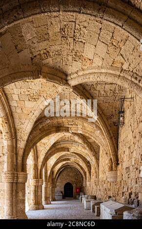 Colonnade voûtée de la cour intérieure du musée archéologique de Rhodes, ville de Rhodes, île de Rhodes, Grèce Banque D'Images