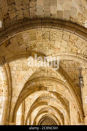 Détail de colonnade voûté de la cour intérieure du musée archéologique de Rhodes, ville de Rhodes, île de Rhodes, Grèce Banque D'Images