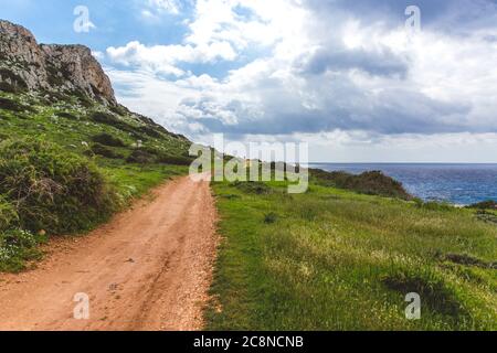 Belle vallée au bord de la mer. Sentier menant le long de la côte. Paysage marin à Chypre Ayia Napa Banque D'Images