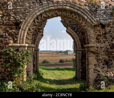 Vue à travers la porte voûtée des ruines de l'église du XIe siècle à Bawsey. Banque D'Images