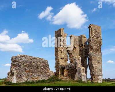 Les ruines de l'église du XIe siècle à Bawsey par un jour ensoleillé. Banque D'Images