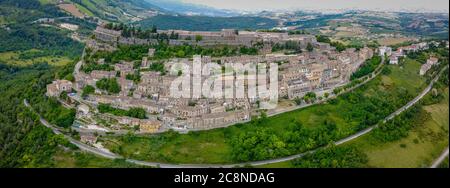 Vue panoramique depuis le haut de la belle colline de Civitella del Tronto datant de 16th ans dans la région des Abruzzes, en italie - Europe. Banque D'Images