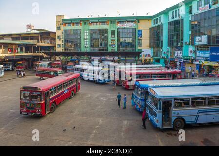 KURUNEGALA, SRI LANKA - 04 FÉVRIER 2020 : matin dans la cour du terminal de bus interurbain Banque D'Images