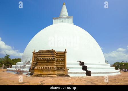 À l'ancienne stupa bouddhiste de Mirisaveti un jour ensoleillé. Anuradhapura, Sri Lanka Banque D'Images