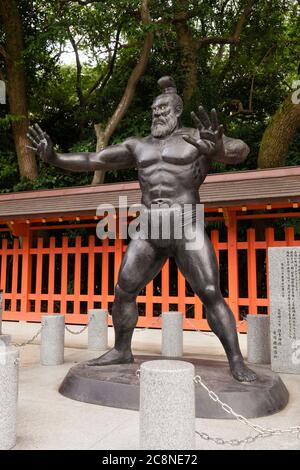 Statue de l'ancien lutteur sumo au sanctuaire de Sumiyoshi, Fukuoka, Japon Banque D'Images