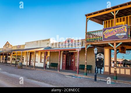 Tombstone, Arizona, Etats-Unis - 2 mars 2019 : vue du matin du palais de combat sur Allen Street dans le célèbre quartier historique de la vieille ville de l'Ouest Banque D'Images