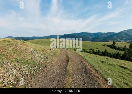 Route de terre dans les montagnes par beau temps Banque D'Images