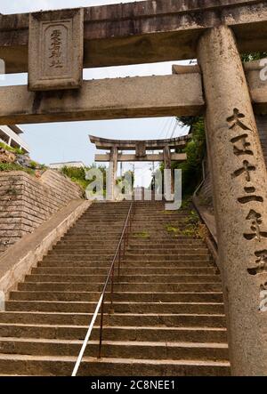 Torii et étapes au début de l'approche du sanctuaire ATAGO, Fukuoka, Japon Banque D'Images