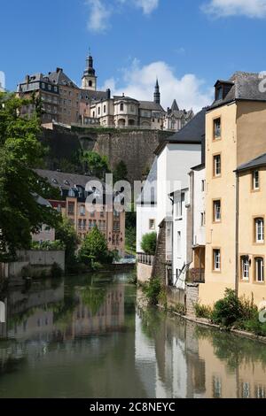 Vue de Grund jusqu'à la vieille ville, Luxembourg, Grand-Duché de Luxembourg, Europe Banque D'Images