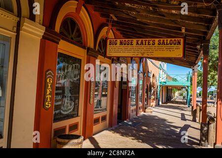 Tombstone, Arizona, États-Unis - 2 mars 2019 : vue du matin du Saloon de Big Nose Kate sur Allen Street dans le célèbre quartier historique de la vieille ville de l'Ouest Banque D'Images