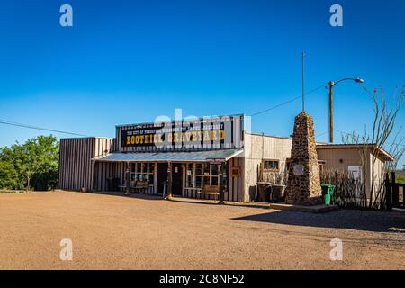 Tombstone, Arizona, États-Unis - 2 mars 2019 : vue du matin de l'entrée et de la boutique de cadeaux du célèbre cimetière Boot Hill. Banque D'Images