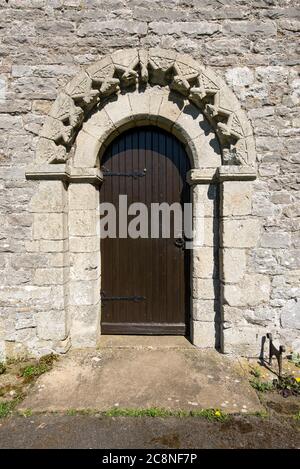 Arche de pierre dans l'ancienne église normande à Alsop en le Dale, Derbyshire, Angleterre. Banque D'Images