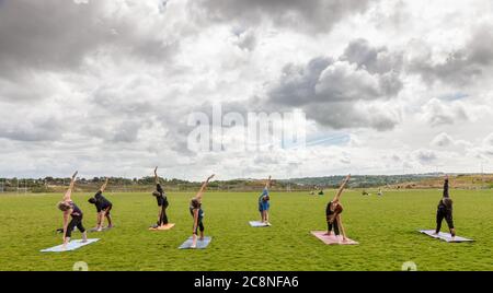 Cork, Cork, Irlande. 26 juillet 2020. Les participants qui ont participé à une collecte de fonds en plein air de yoga cours qui a été dirigé par Yoga Republic avec des recettes en aide à Dog action Welfare au Tramore Valley Park, Cork, Irlande. - crédit; David Creedon / Alamy Live News Banque D'Images