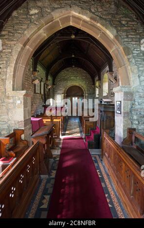 Intérieur de l'ancienne église en pierre à Alsop en le Dale, Derbyshire, Angleterre. Banque D'Images