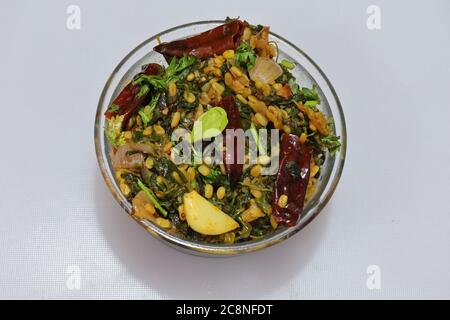 Fenugrec biologique cru Methi laisse le curry dans un bol en verre Banque D'Images