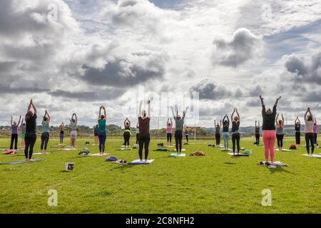 Cork, Cork, Irlande. 26 juillet 2020. Les participants qui ont participé à une collecte de fonds en plein air de yoga cours qui a été dirigé par Yoga Republic avec des recettes en aide à Dog action Welfare au Tramore Valley Park, Cork, Irlande. - crédit; David Creedon / Alamy Live News Banque D'Images